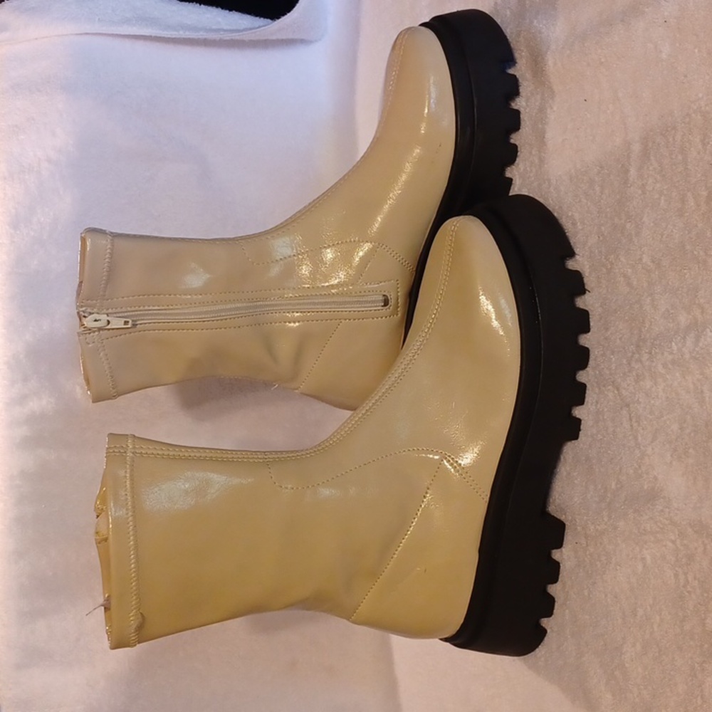 Platform ankle boots size 7 bone color, made in Italy lug soles